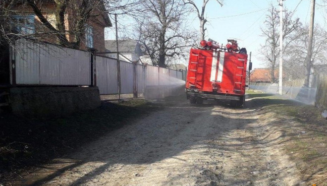 На Тернопільщині рятувальники здійснюють санітарну обробку населених пунктів, де проживали хворі на коронавірус