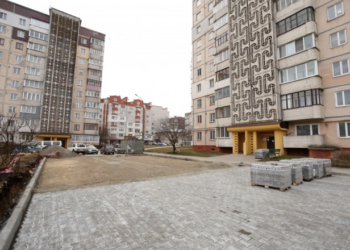 Міський голова Тернополя  перевіри стан виконання ремонту дворів