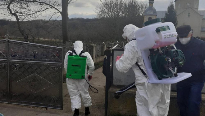 На Тернопільщині рятувальники провели дезінфекцію храму, у отця якого діагностували коронавірус