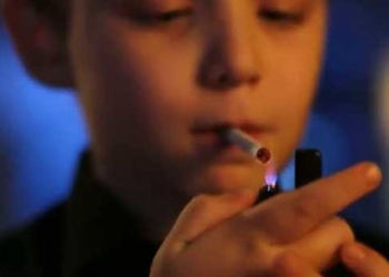 На Тернопільщині правоохоронці склали майже 50 постанов за куріння неповнолітніх у громадських місцях