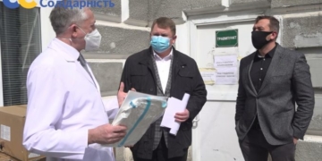 Представники «Європейської Солідарності» передали захисні костюми для медиків Тернопільській лікарні швидкої допомоги