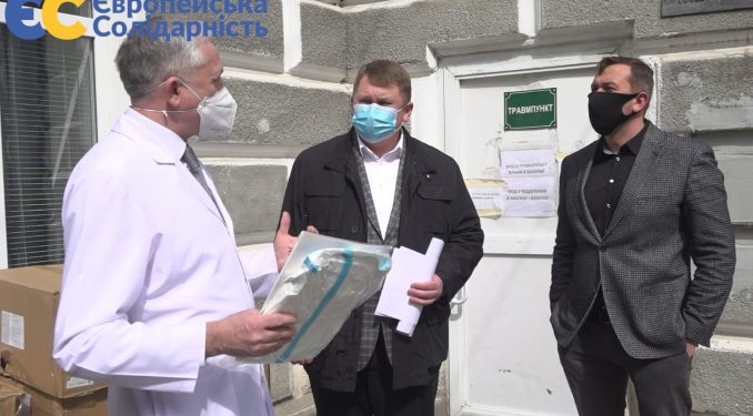 Представники «Європейської Солідарності» передали захисні костюми для медиків Тернопільській лікарні швидкої допомоги