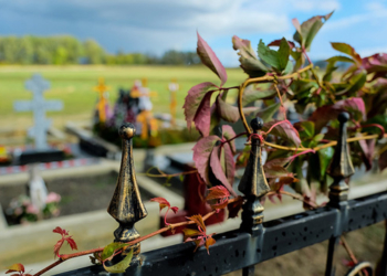 У Тернополі діє заборона на відвідування кладовищ у поминальну неділю