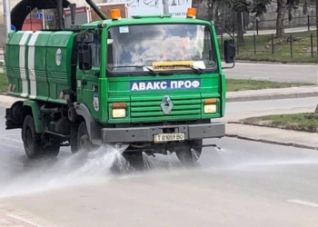 В Тернополі без вихідних дезинфікують дороги та зупинки