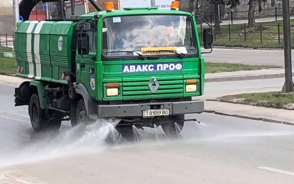 В Тернополі без вихідних дезинфікують дороги та зупинки