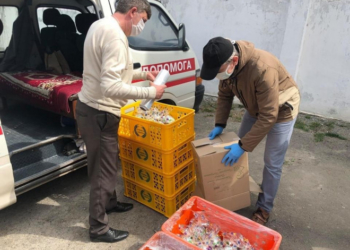 На робочі місця бережанським медикам благодійники до Великодня передали смаколики