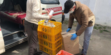 На робочі місця бережанським медикам благодійники до Великодня передали смаколики