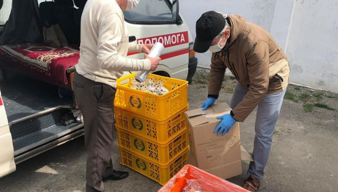 На робочі місця бережанським медикам благодійники до Великодня передали смаколики