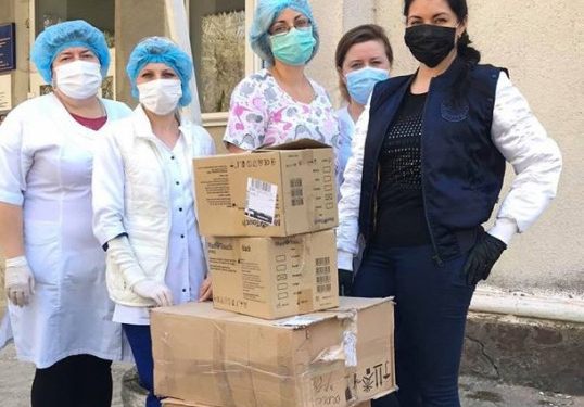 Тернопільські випускники передали міській дитячій лікарні благодійну допомогу