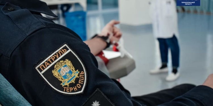 Тернопільські патрульні долучилися до акції здачі крові