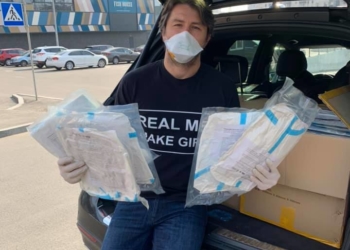 Допомога своїм: відомий шоумен передав допомогу тернопільським медикам