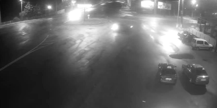 В Тернополі водій елітного позашляховика на шаленій швидкості влетів у бетонну опору