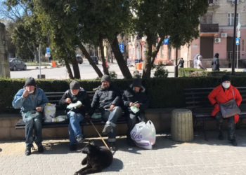 Турбота про ближнього: біля Архикатедри Тернополя безпритульним роздають теплі обіди