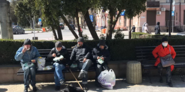 Турбота про ближнього: біля Архикатедри Тернополя безпритульним роздають теплі обіди