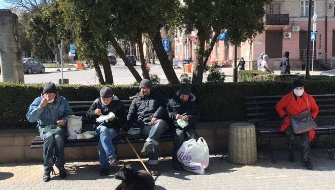 Турбота про ближнього: біля Архикатедри Тернополя безпритульним роздають теплі обіди
