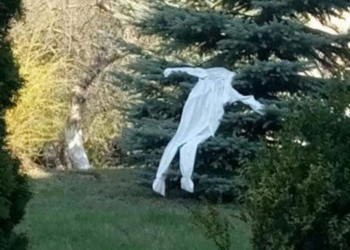 У Тернопільській області “захисні костюми сушать на ялинках в дворі лікарні, знезаражують ультрафіолетом”