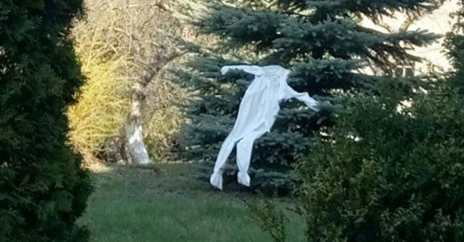 У Тернопільській області “захисні костюми сушать на ялинках в дворі лікарні, знезаражують ультрафіолетом”