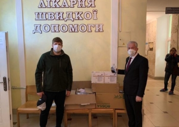 «Молода генерація» і «Апостол»  передали пакунки для лікарів