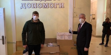 «Молода генерація» і «Апостол»  передали пакунки для лікарів