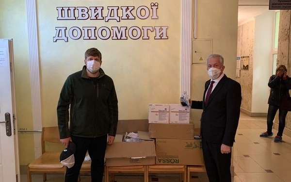«Молода генерація» і «Апостол»  передали пакунки для лікарів