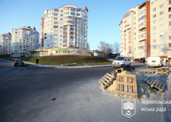 Під час ранкового об’їзду, очільник Тернополя оглянув двори міста, де тривають капітальні ремонти