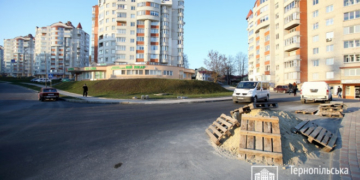 Під час ранкового об’їзду, очільник Тернополя оглянув двори міста, де тривають капітальні ремонти