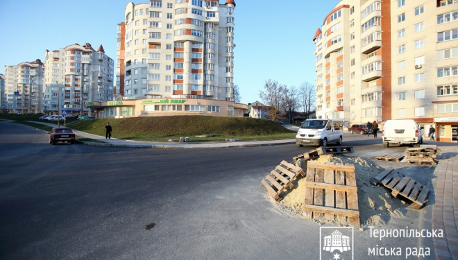 Під час ранкового об’їзду, очільник Тернополя оглянув двори міста, де тривають капітальні ремонти