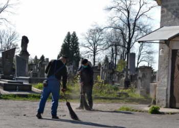 Тернопільські кладовища: як прибрати на могилах не порушуючи карантинних вимог?