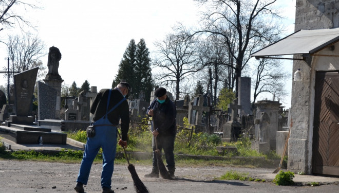 Тернопільські кладовища: як прибрати на могилах не порушуючи карантинних вимог?