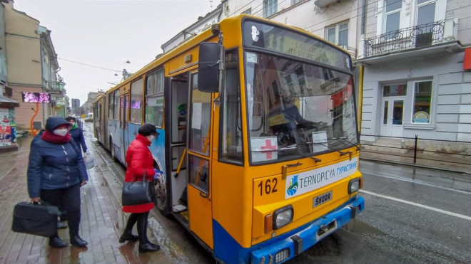 У Тернополі внесли зміни у розклад руху спецтранспорту