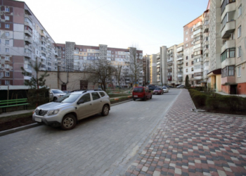 Ремонти тривають: у Тернополі завершили капітальний ремонт одного двору