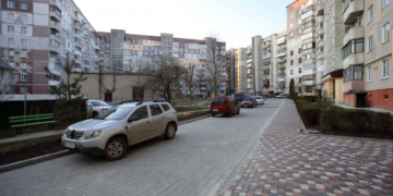 Ремонти тривають: у Тернополі завершили капітальний ремонт одного двору