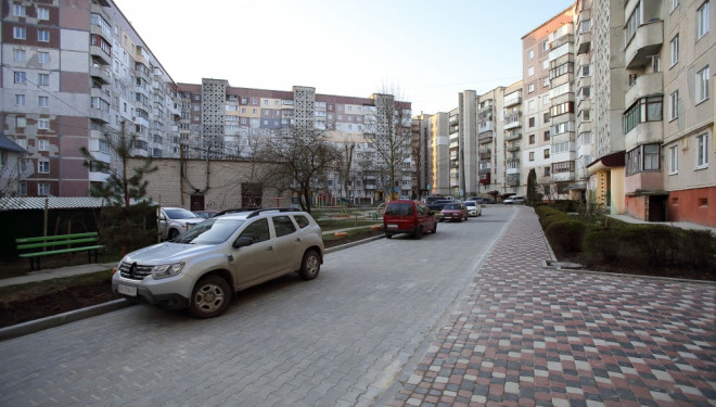 Ремонти тривають: у Тернополі завершили капітальний ремонт одного двору