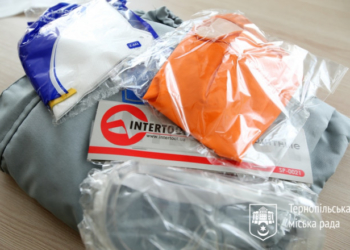 Благодійники передали тернопільським медикам експрес-тести і костюми індивідуального захисту