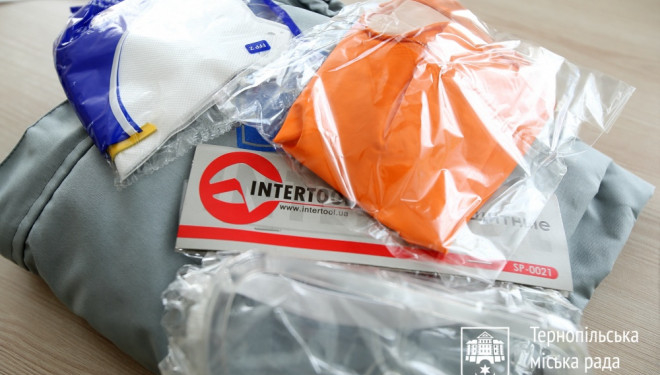 Благодійники передали тернопільським медикам експрес-тести і костюми індивідуального захисту