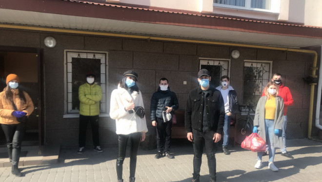 Францисканська молодь Тернополя в умовах карантину допомагає літнім людям
