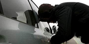 У Тернополі винахідливий юнак викрав авто за допомогою евакуатора