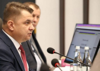 Апарат Тернопільської облради вирішив направити медикам краю 250 тисяч гривень із фонду своїх заробітних плат (Документ)