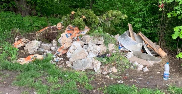 “Наші рідні не заслуговують цього”: на Тернопільщині люди перетворюють кладовище у смітник