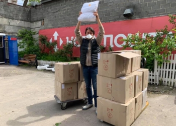 На Тернопільщину відомий шоумен-волонтер передав медикам захисні костюми