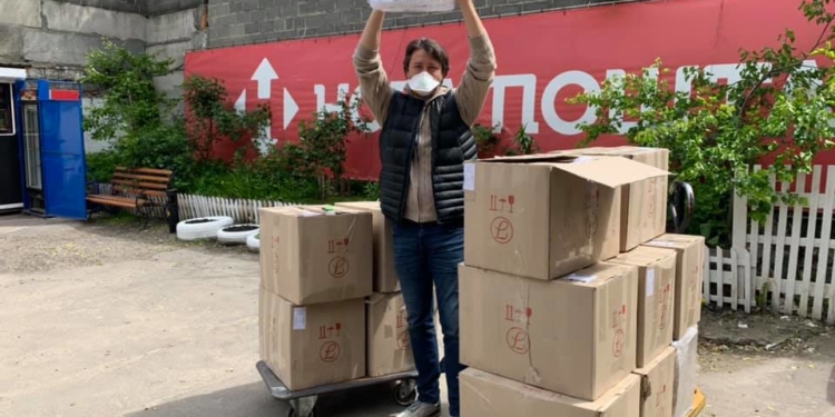 На Тернопільщину відомий шоумен-волонтер передав медикам захисні костюми