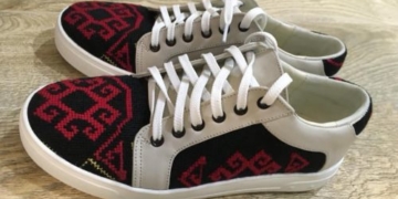 Відома мисткиня з Тернопільщини створила унікальні вишиті кеди