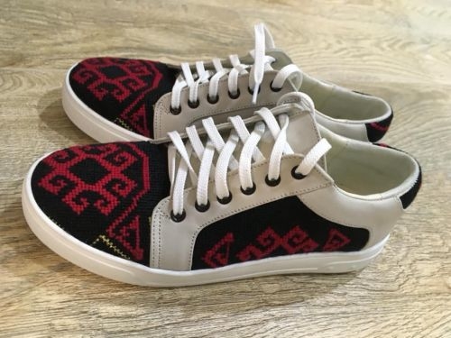 Відома мисткиня з Тернопільщини створила унікальні вишиті кеди