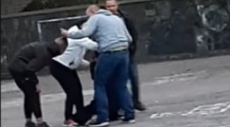 Шуміли у дворі та ображали жінку: у Тернополі чоловік побив неповнолітніх (Відео)