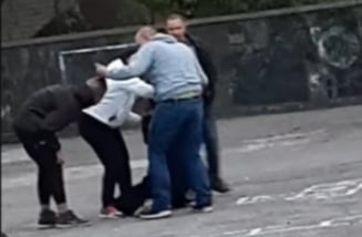 Шуміли у дворі та ображали жінку: у Тернополі чоловік побив неповнолітніх (Відео)