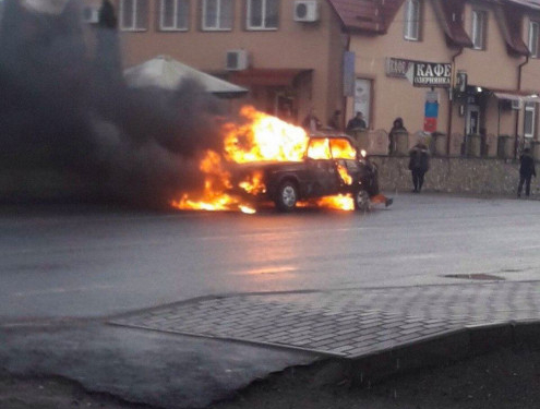 На Тернопільщині через порушення ПДР – машина згоріла, водій у лікарні