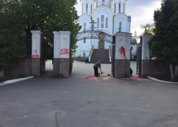 У Тернополі затримали молодика, який пошкодив фасад церкви та пам’ятний монумент