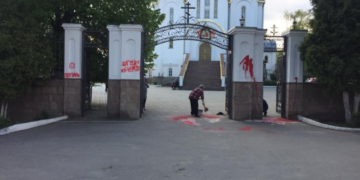У Тернополі затримали молодика, який пошкодив фасад церкви та пам’ятний монумент