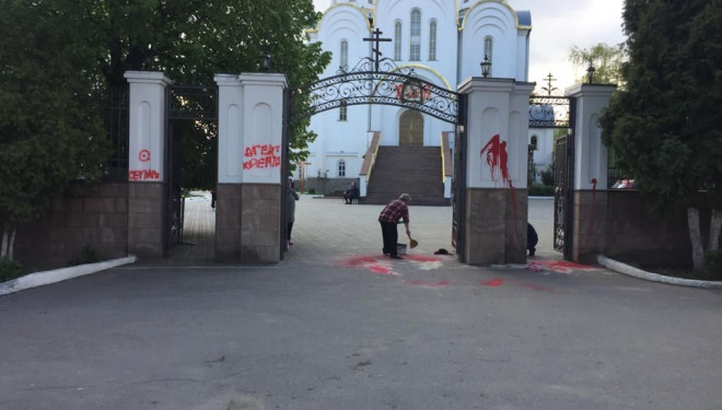 У Тернополі затримали молодика, який пошкодив фасад церкви та пам’ятний монумент