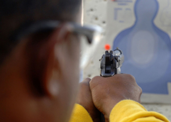 На Тернопільщині чоловік зі зброєю в руках полював на власну дружину